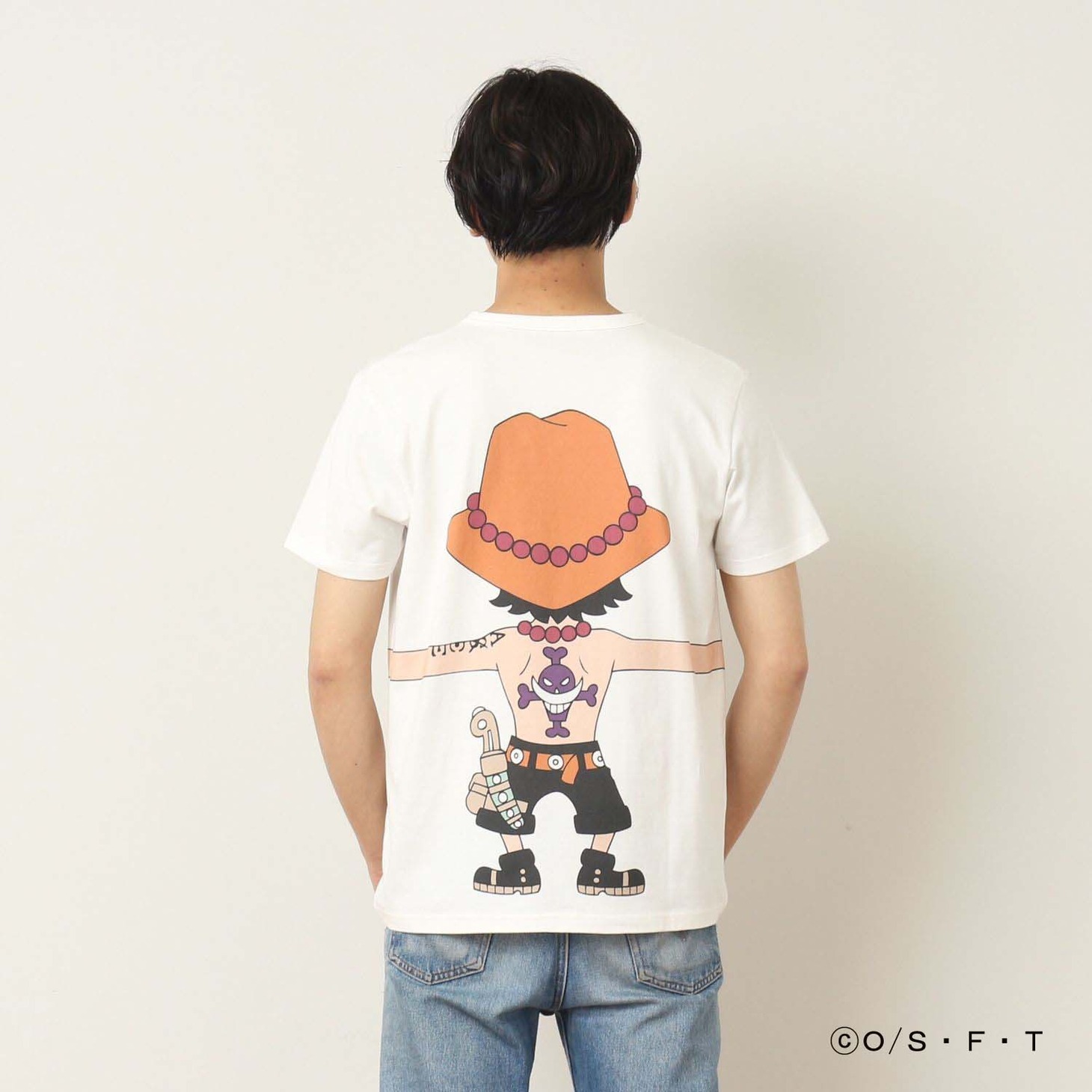 「ONE PIECE」と「つながるTシャツ」によるコラボアイテムの着用例。
