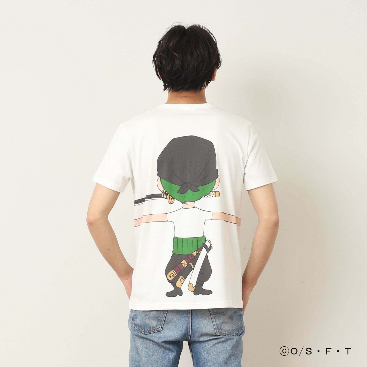 「ONE PIECE」と「つながるTシャツ」によるコラボアイテムの着用例。