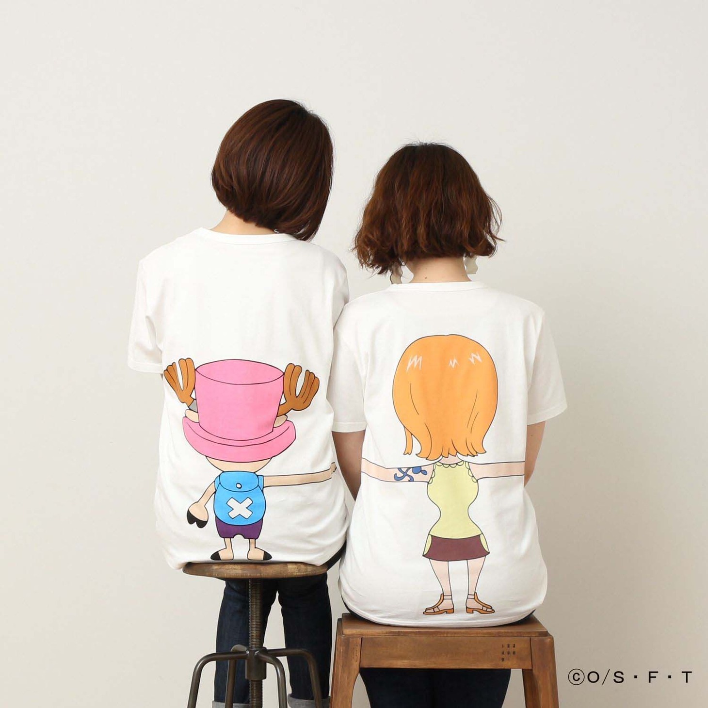 「ONE PIECE」と「つながるTシャツ」によるコラボアイテムの着用例。