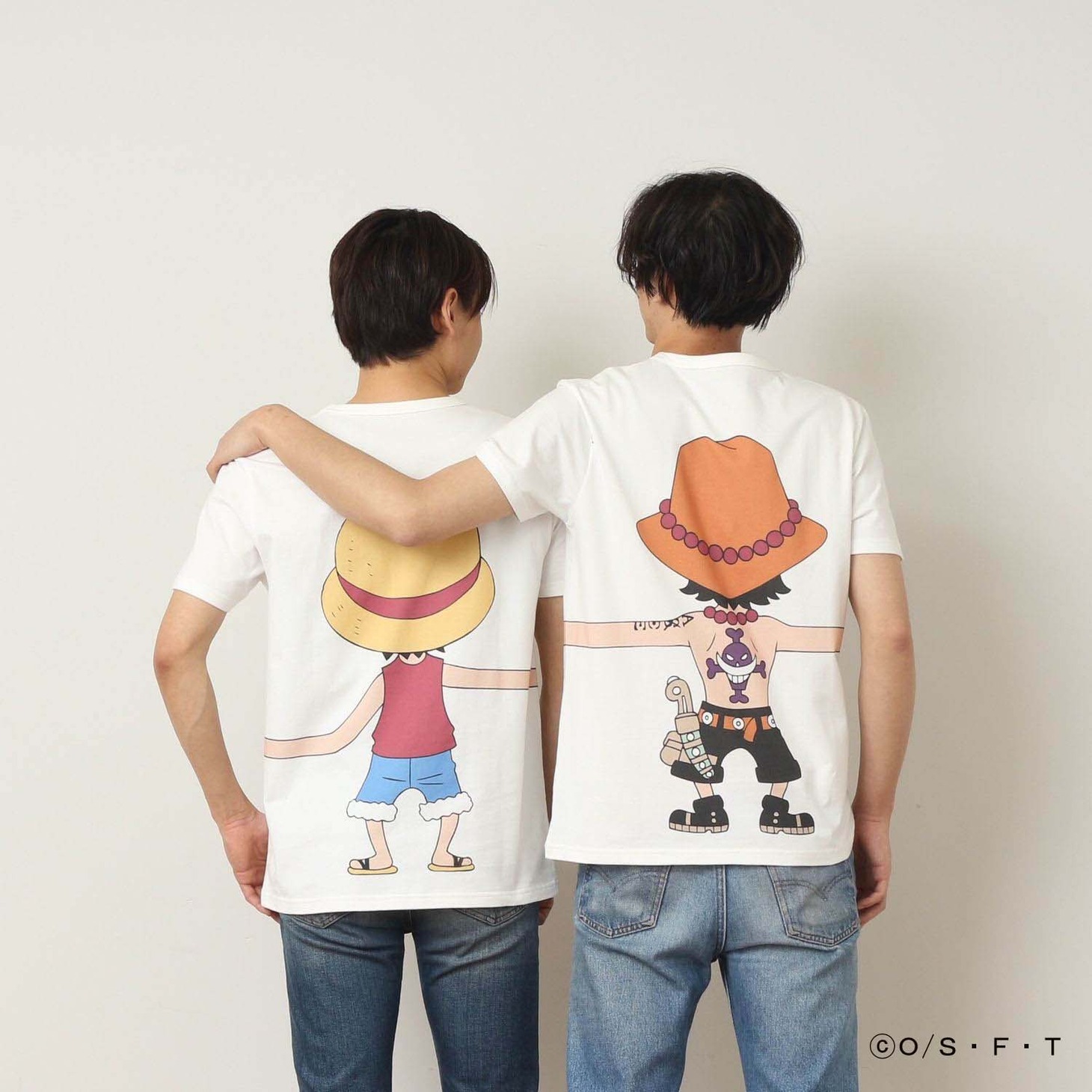 「ONE PIECE」と「つながるTシャツ」によるコラボアイテムの着用例。