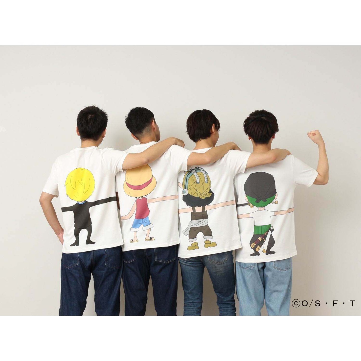 「ONE PIECE」と「つながるTシャツ」によるコラボアイテムの着用例。