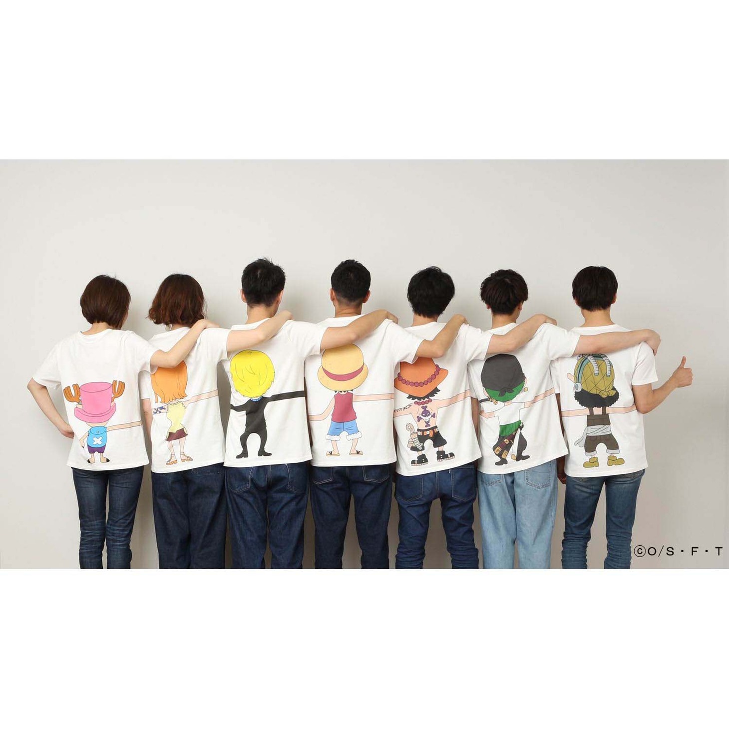 「ONE PIECE」と「つながるTシャツ」によるコラボアイテムの着用例。
