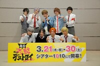 囲み取材の様子。