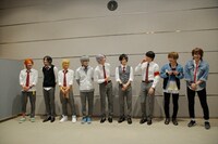 囲み取材の様子。