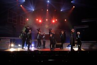 舞台「俺たちマジ校デストロイ」のライブパートより。