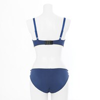 セイバーモデルのランジェリーセット。