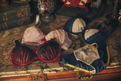 間桐桜、遠坂凛、セイバーをイメージしたランジェリーセット。