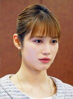 小山志乃役の中村ゆりか。