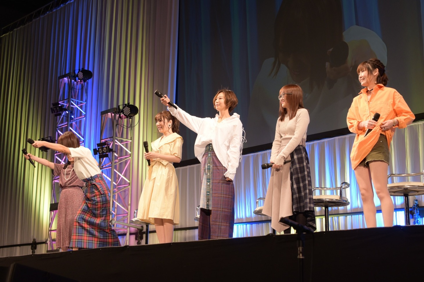 左から黒沢ともよ、朝井彩加、豊田萌絵、安済知佳、山岡ゆり、藤村鼓乃美。
