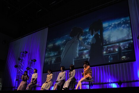 初解禁された予告映像を観るキャスト一同。