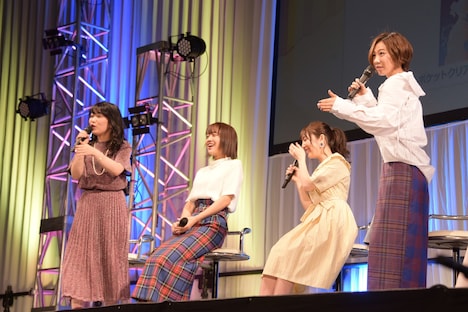 「クリアファイル付きムビチケペア券は絶対買った方がいい」と主張する黒沢と安済。