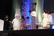 チューバくんに付き添う黒沢ともよ。