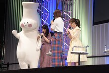 チューバくんに付き添う黒沢ともよ。