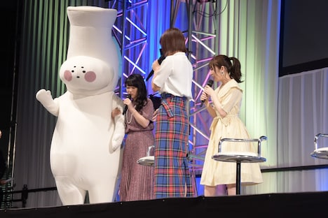 チューバくんに付き添う黒沢ともよ。