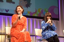 左から秋谷智子、松岡由貴。