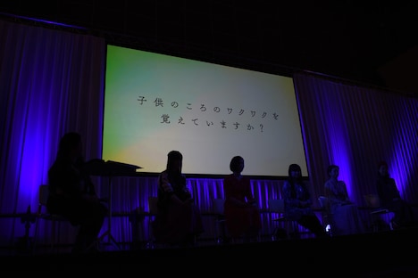 映画「魔女見習いをさがして」の特報上映の様子。