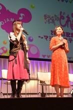 左から千葉千恵巳、秋谷智子。