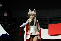 ティラナのコスプレ姿を披露するくろねこ。