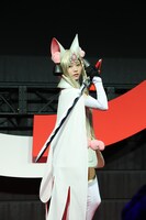 ティラナのコスプレ姿を披露するくろねこ。