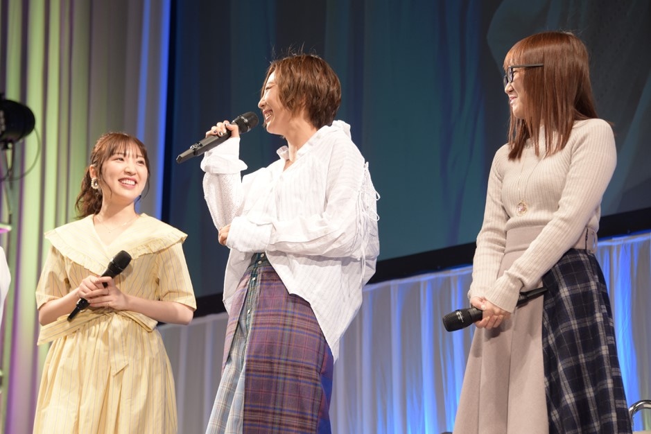 左から豊田萌絵、安済知佳、山岡ゆり。
