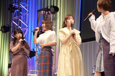 左から黒沢ともよ、朝井彩加、豊田萌絵、安済知佳。