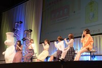 左からチューバくん、黒沢ともよ、朝井彩加、豊田萌絵、安済知佳、山岡ゆり、藤村鼓乃美。