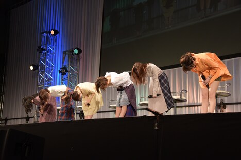 「劇場版 響け！ユーフォニアム～誓いのフィナーレ～」ステージイベントの様子。左から黒沢ともよ、朝井彩加、豊田萌絵、安済知佳、山岡ゆり、藤村鼓乃美。