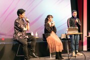左から古川慎、古賀葵、石川達也プロデューサー。