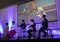 HIKAKINからのメッセージを鑑賞する登壇者。