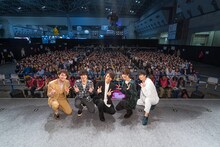 TVアニメ「明治東亰恋伽」ステージイベントの様子。左から小林豊、岡本信彦、浪川大輔、KENN、福山潤。