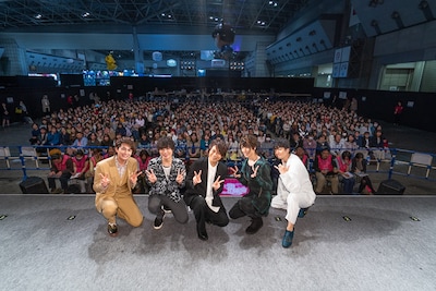 TVアニメ「明治東亰恋伽」ステージイベントの様子。左から小林豊、岡本信彦、浪川大輔、KENN、福山潤。
