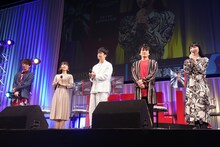 左から木村良平、東山奈央、福山潤、森田成一、折笠富美子。