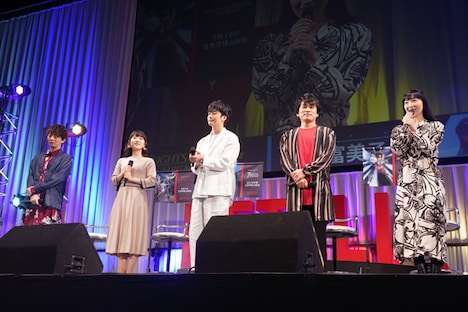 左から木村良平、東山奈央、福山潤、森田成一、折笠富美子。