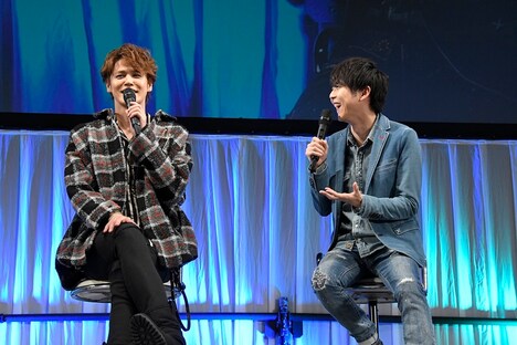 左から宮野真守、梶裕貴。
