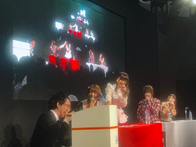 ノニジュースを飲んでしゃがみ込む司会と、それを見つめるキャスト陣。