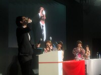 ノニジュースを飲む司会者。