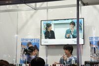 TVアニメ「トライナイツ」トークイベントの様子。右が阪本奨悟。