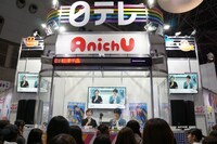 TVアニメ「トライナイツ」トークイベントの様子。右が阪本奨悟。