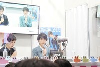 TVアニメ「トライナイツ」トークイベントの様子。右が阪本奨悟。