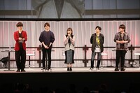 左から櫻井孝宏、花江夏樹、鬼頭明里、下野紘、松岡禎丞。