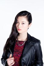 上坂すみれ演じるアンジェラの歌唱を担当するアリサ。