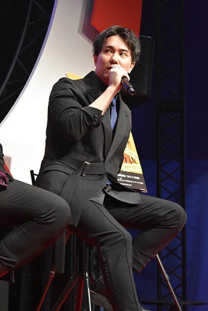 二条クジャク役の鈴木達央。