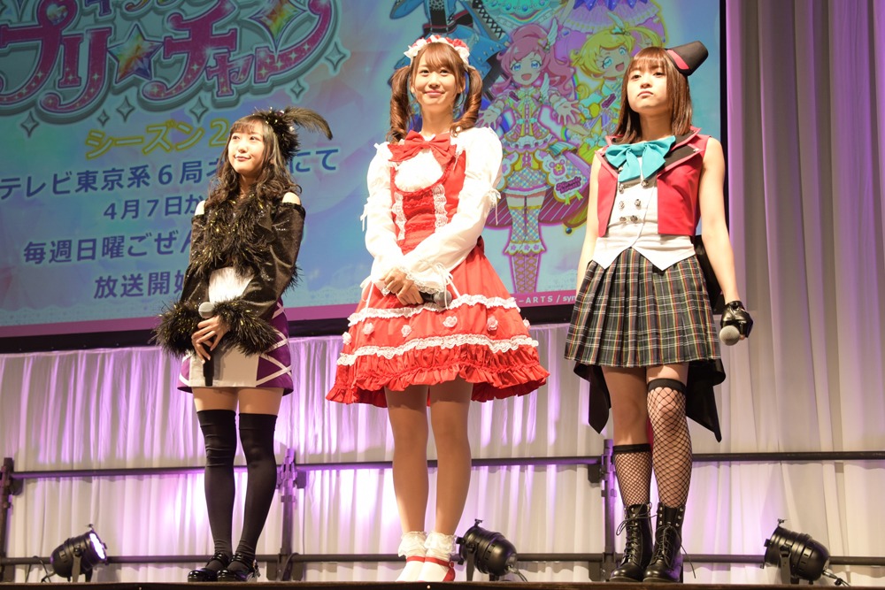 左から森嶋優花、芹澤優、若井友希。