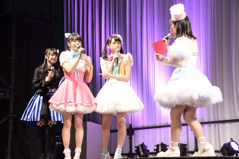 左から厚木那奈美、林鼓子、久保田未夢、佐々木李子。