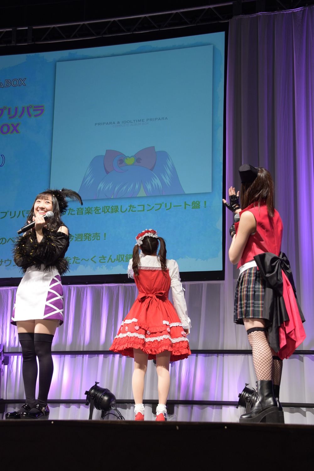 「ぷりぷりぷり……」とつぶやきながら画面に近付いていく芹澤。