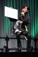 クイズに答える堀江瞬。