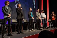 イベントの様子。左から小野賢章、諏訪部順一、david productionの梶田代表、animaの笹原代表、bonesの南代表、MCの向清太朗（天津）。