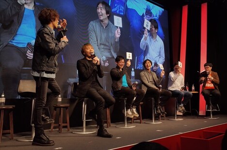 予想外の勝利に、思わず立ち上がる小野賢章。