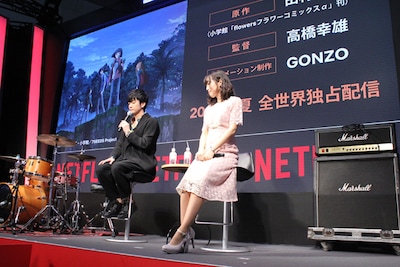 左から青田嵐役の福山潤、末黒野花役の日笠陽子。