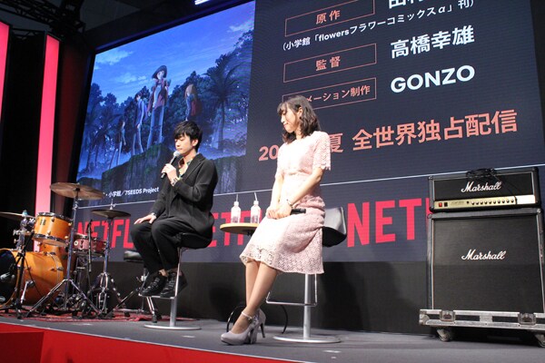 左から青田嵐役の福山潤、末黒野花役の日笠陽子。